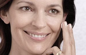 Femme appliquant de la crème sur son visage