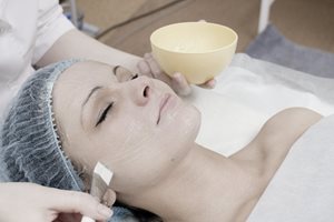 Femme se faisant faire un peeling chimique du visage.