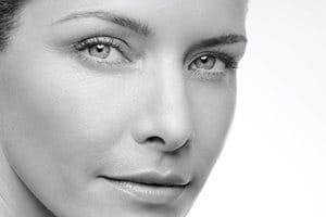 Femme d'âge mûr qui se touche la joue gauche avec la main