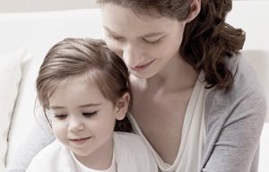 Mère et enfant assis côte à côte.