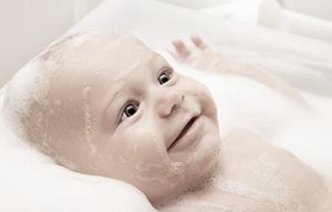Un bébé prend son bain.