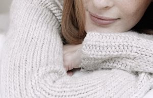 Femme portant un pull en coton.