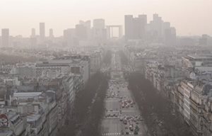 Ville dans un nuage de pollution.