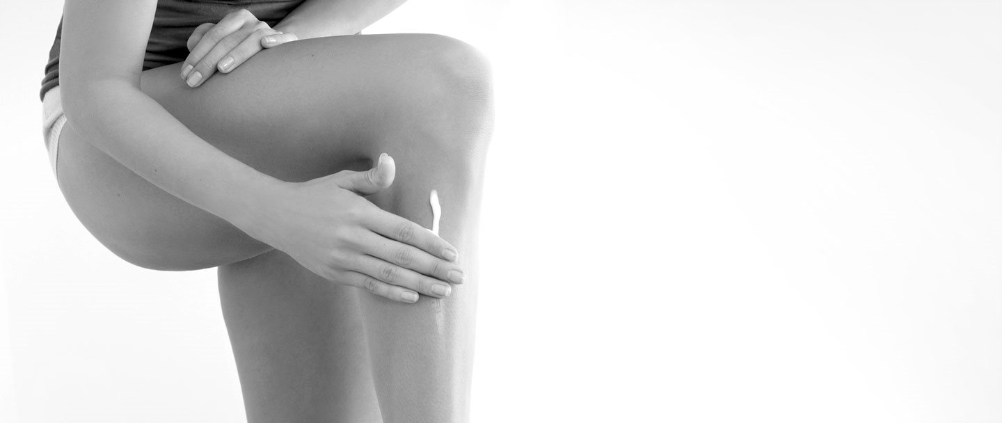 Femme se touchant la jambe droite