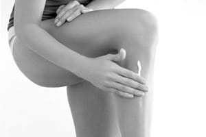 Femme se touchant la jambe droite