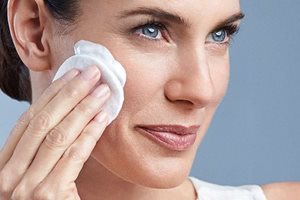 Utilisez le Lait démaquillant Eucerin