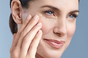 Appliquez un Soin Contour des Yeux pour les rides profondes