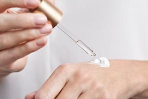 Utilisez l'Huile de Visage Eucerin
