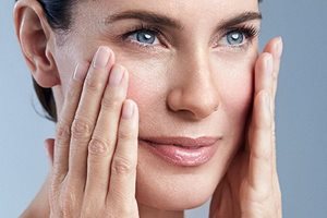 Appliquez Eucerin Anti-Age Sun Protection